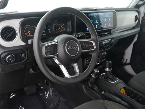 Used 2025 Jeep Wrangler Sahara image 23