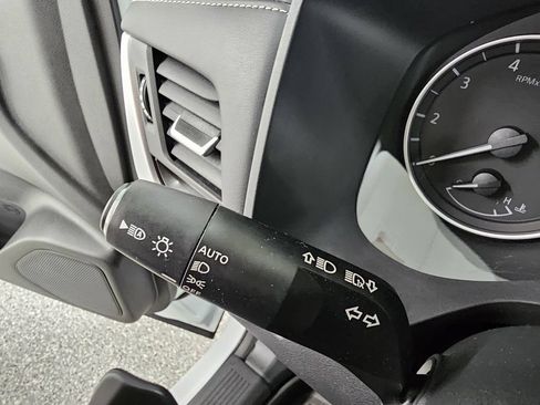 Used 2024 Nissan Rogue SV w/ SV Premium Package FWD image 31