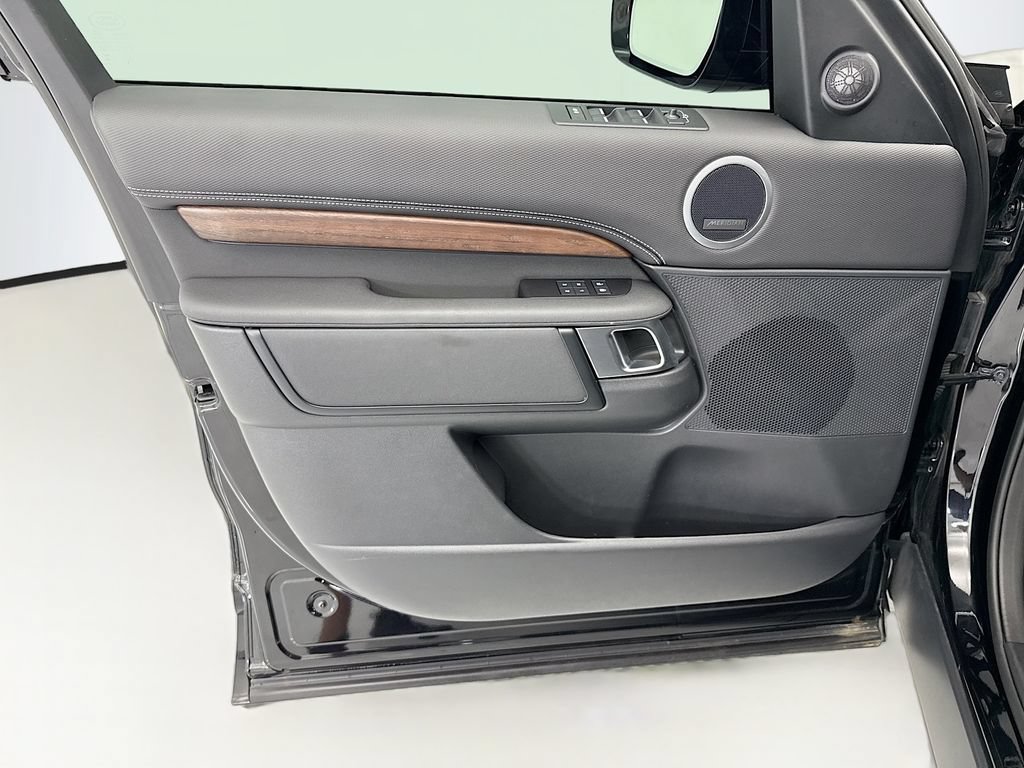 Used 2024 Land Rover Discovery Dynamic SE AWD/4WD image 24