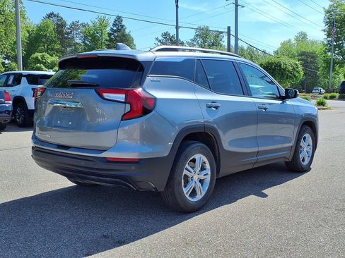 Used 2024 GMC Terrain SLE w/ Driver Convenience Package FWD image 5