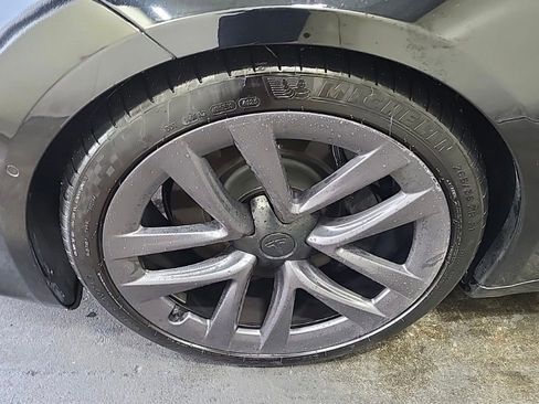 Used 2021 Tesla Model S Plaid image 3