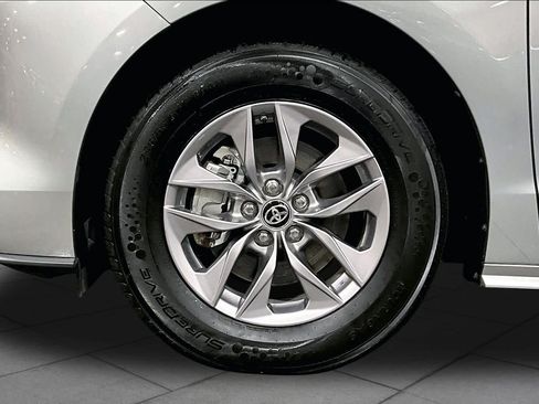 Used 2024 Toyota Sienna XLE FWD image 11