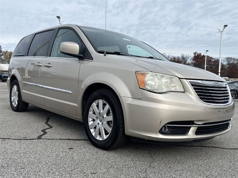Used 2013 Chrysler Town & Country Touring image 2