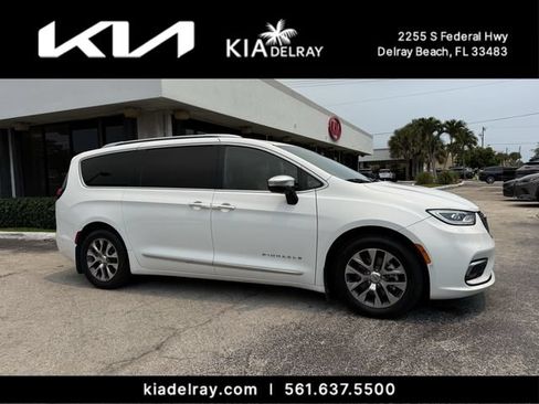Used 2023 Chrysler Pacifica Pinnacle FWD image 1