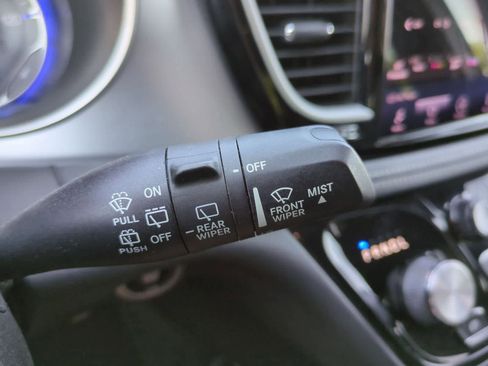 Used 2021 Chrysler Pacifica Touring-L w/ Uconnect Theater Family Group AWD/4WD image 25