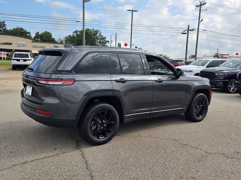 Used 2025 Jeep Grand Cherokee Altitude RWD image 10