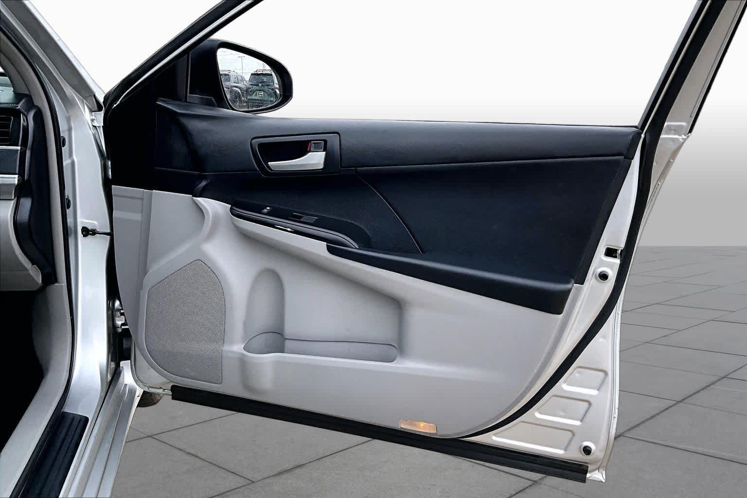 Used 2012 Toyota Camry LE FWD image 22