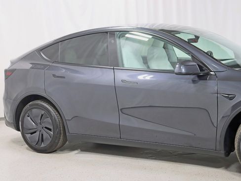 Used 2026 Tesla Model Y Long Range AWD/4WD image 3
