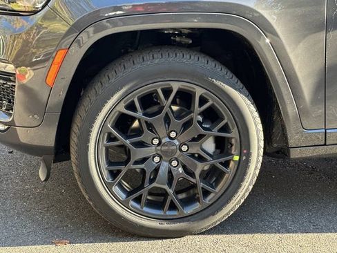 New 2025 Jeep Grand Cherokee Summit image 11