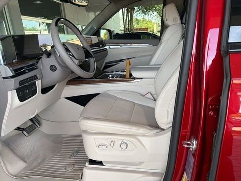 Certified 2025 Cadillac Escalade Sport Platinum w/ LPO, ONYX Package AWD/4WD image 11
