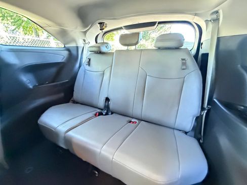 Used 2025 Toyota Sienna XLE FWD image 28