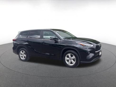 Used 2025 Toyota Highlander LE FWD image 2