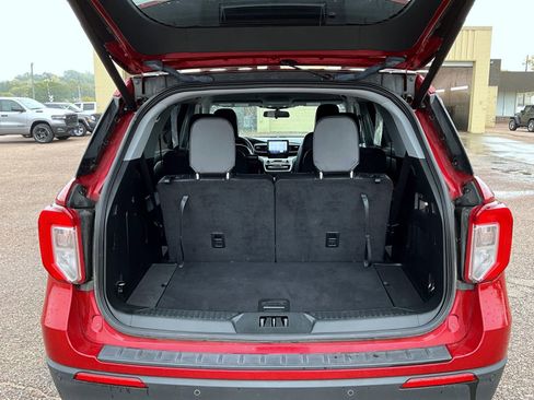 Used 2022 Ford Explorer XLT w/ Equipment Group 202A image 9