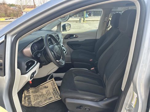 Used 2023 Chrysler Voyager LX FWD image 15
