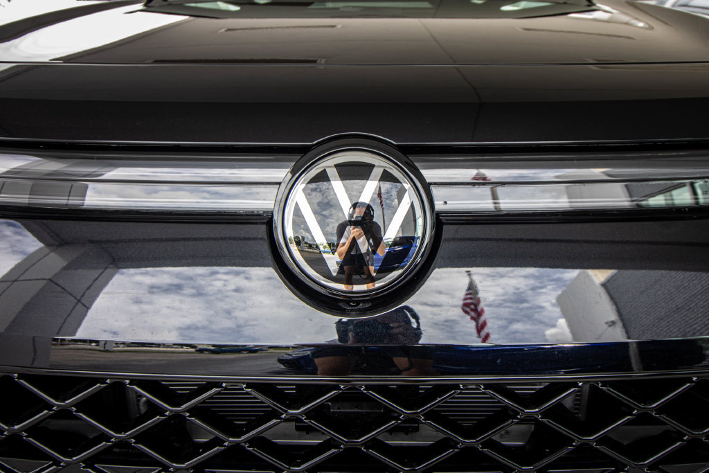 New 2026 Volkswagen Tiguan SE R-Line FWD image 8