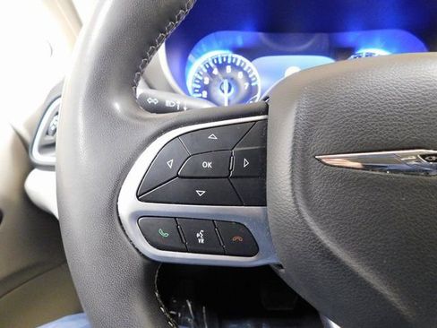 Used 2023 Chrysler Pacifica Touring-L image 20