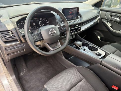 Used 2025 Nissan Rogue SV image 4