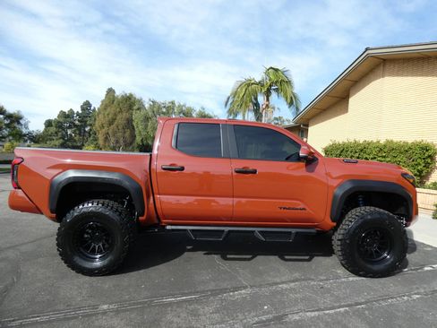 Used 2025 Toyota Tacoma TRD Off-Road w/ TRD Off Road Premium Package image 7