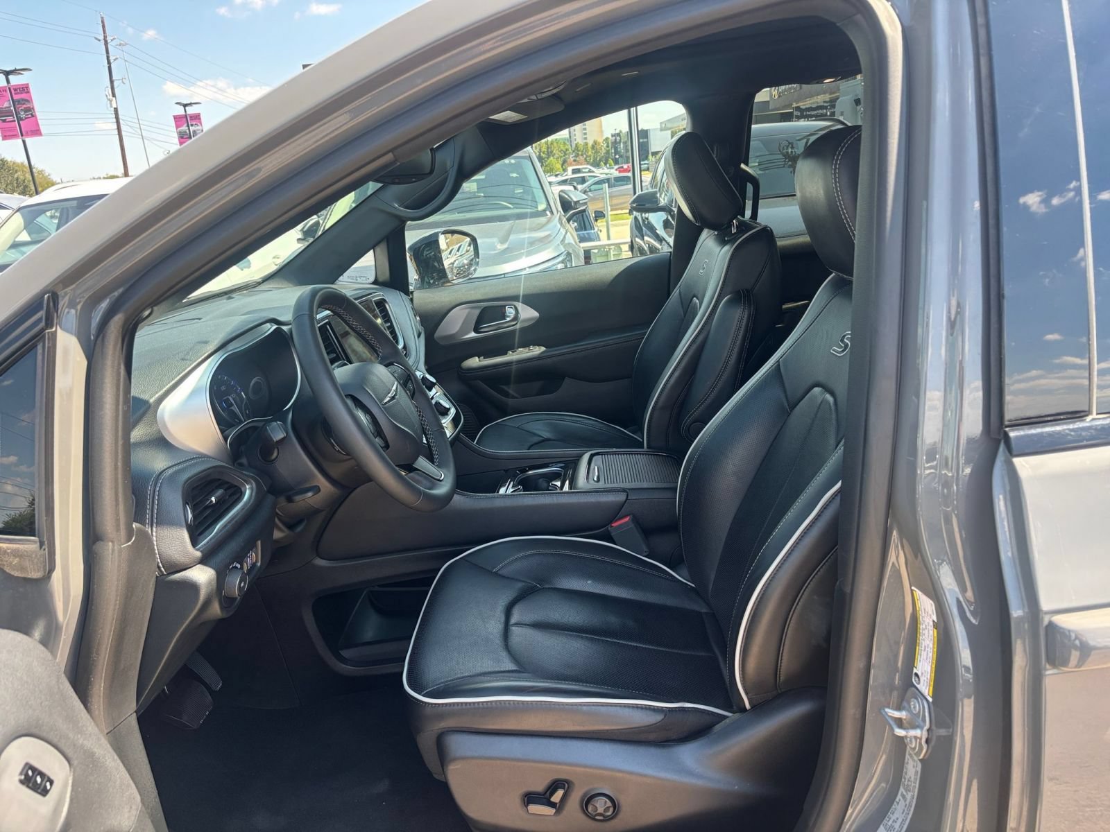 Used 2025 Chrysler Pacifica Limited FWD image 29
