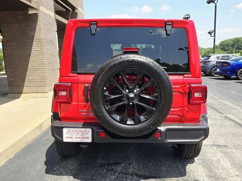 Used 2025 Jeep Wrangler Unlimited Sahara AWD/4WD image 4