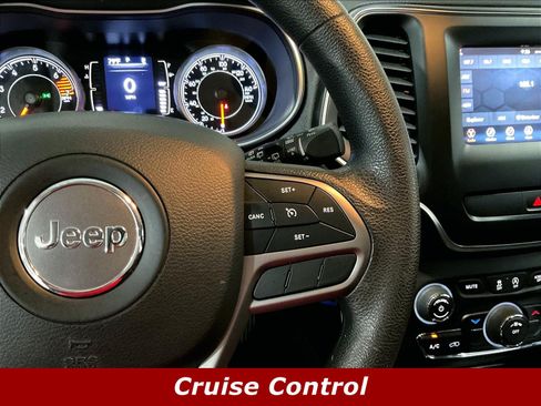 Used 2019 Jeep Cherokee Latitude w/ Popular Appearance Group FWD image 11