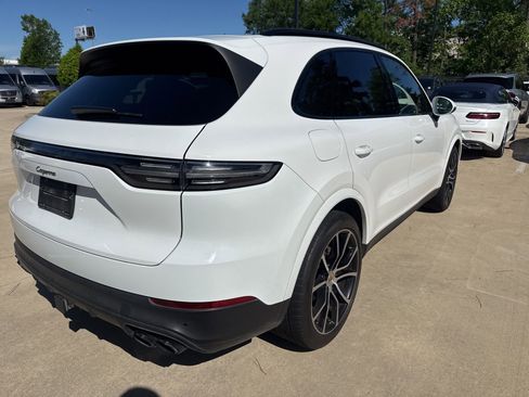 Used 2023 Porsche Cayenne Platinum Edition image 4