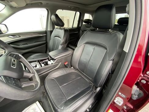 Used 2023 Jeep Grand Cherokee Limited w/ Luxury Tech Group II AWD/4WD image 9