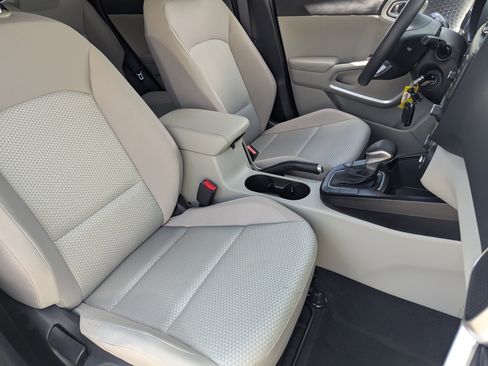 Certified 2025 Kia Soul LX w/ LX Technology Package image 8