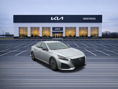 Used 2024 Nissan Altima 2.5 SV FWD image 3