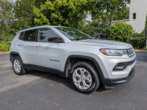 Used 2024 Jeep Compass Latitude AWD/4WD image 1