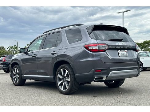 Used 2024 Honda Pilot Touring image 3