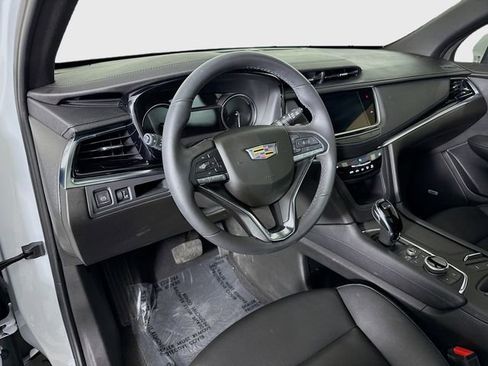 Used 2025 Cadillac XT6 Luxury FWD image 11