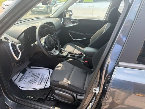 Used 2025 Kia Soul LX w/ LX Technology Package FWD image 11