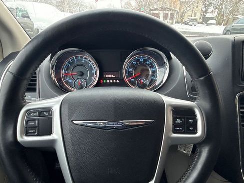 Used 2015 Chrysler Town & Country LX image 21