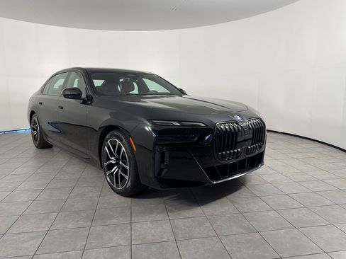 Used 2024 BMW 740i w/ Premium Package 2 RWD image 7