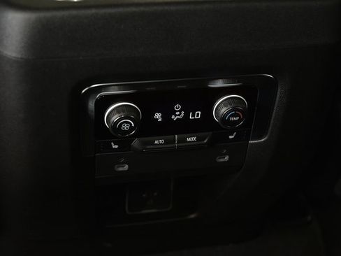 Used 2024 Chevrolet Suburban High Country image 21