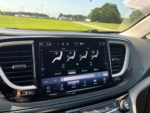 Used 2021 Chrysler Pacifica Touring-L FWD image 18