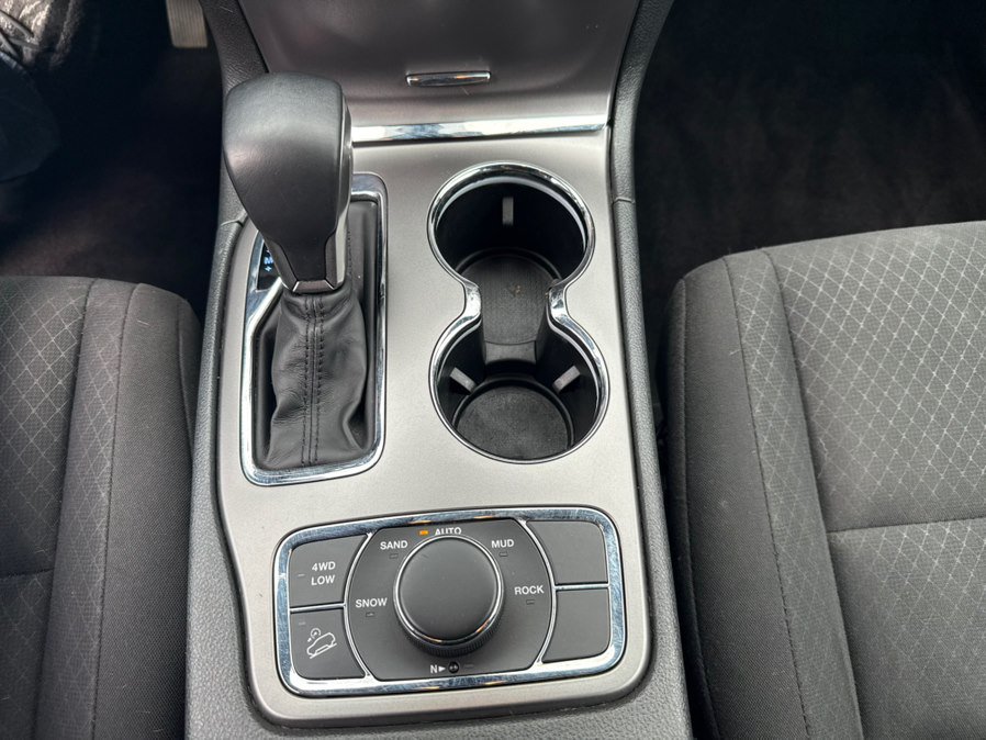 Used 2019 Jeep Grand Cherokee Laredo AWD/4WD image 16