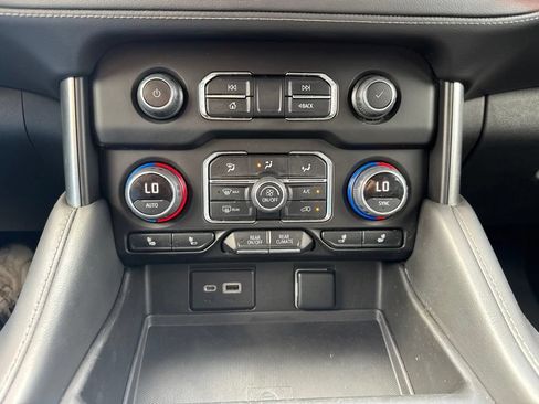 Used 2022 Chevrolet Tahoe Z71 w/ Luxury Package AWD/4WD image 33