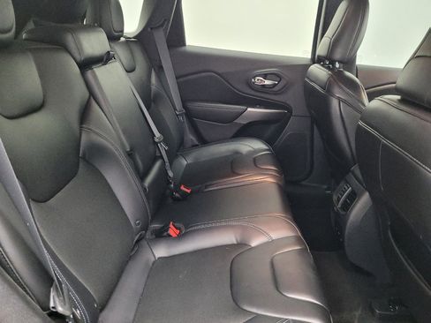 Used 2019 Jeep Cherokee Latitude Plus w/ Cold Weather Group AWD/4WD image 19