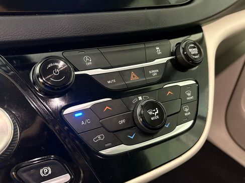 Used 2022 Chrysler Voyager LX FWD image 33