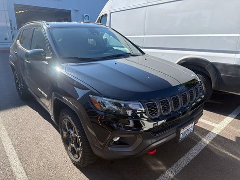 Used 2024 Jeep Compass Trailhawk w/ Trailer Tow Group AWD/4WD image 1