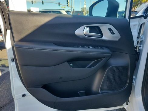 New 2023 Chrysler Pacifica Touring-L w/ S Appearance Package image 18