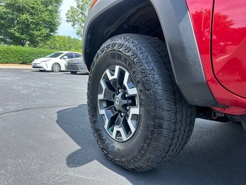 Used 2022 Toyota Tacoma TRD Off-Road w/ Technology Package AWD/4WD image 13