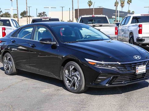 New 2026 Hyundai Elantra Limited FWD image 3