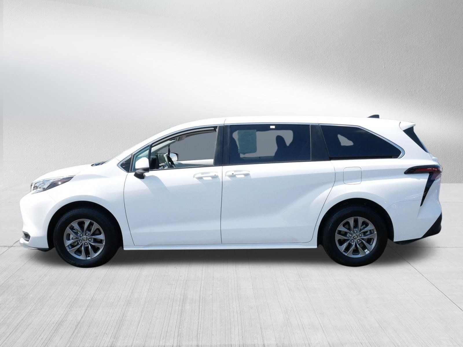 Certified 2026 Toyota Sienna LE FWD image 4
