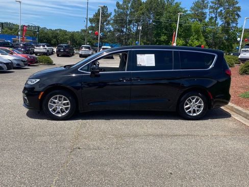 Used 2024 Chrysler Pacifica Touring-L FWD image 4