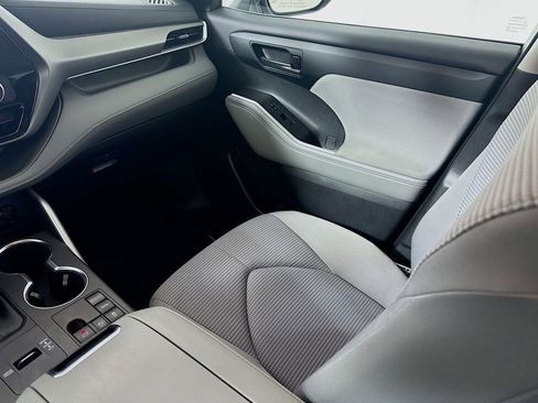 Certified 2023 Toyota Highlander L image 21