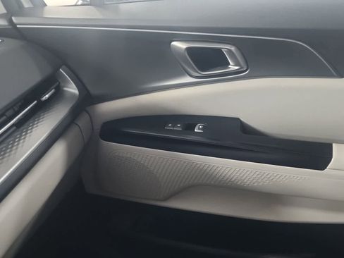 Used 2024 Kia Carnival LX image 22