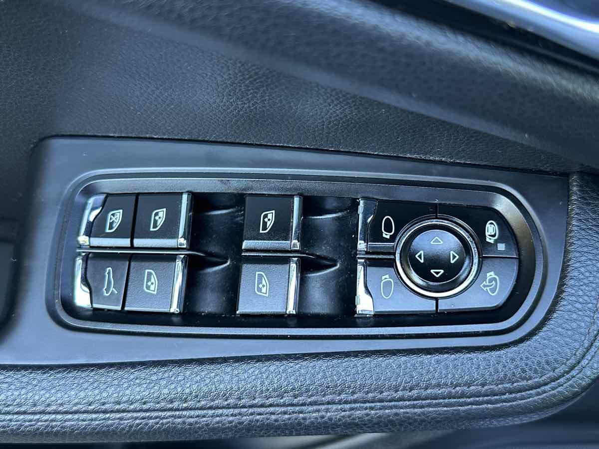 Used 2018 Porsche Macan AWD/4WD image 40